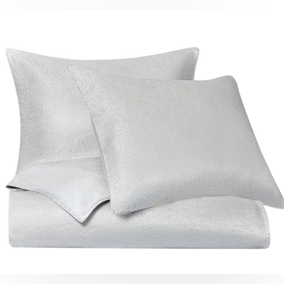 HiEnd Accents MARILYN 3PC DUVET SET, SUPER QUEEN
COLOR:GRAY SILVER METALLIC NWT - Picture 5 of 8